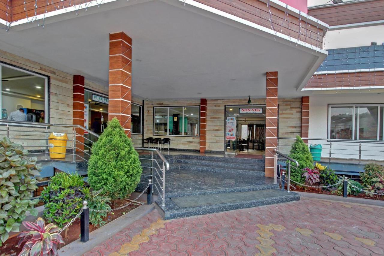 Oyo 48704 Rashi Farms Hotel Hubli Exterior foto